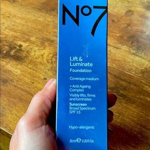 No 7 lift & luminate foundation